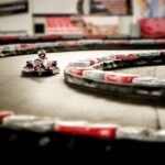 Un conductor en un gokart moviéndose rápidamente en una pista- go-kart speeding