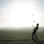 A juggler presenting the movement of the objects