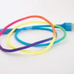 cable de USB de colores cubierto de un material aislante