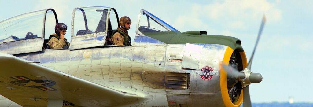 Dos pilotos en un avión.