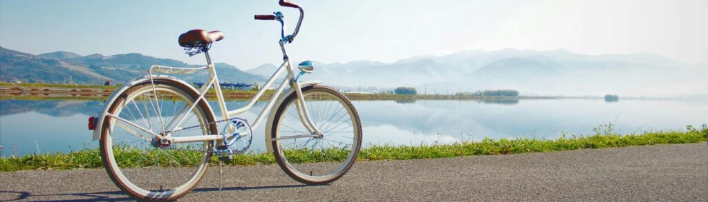 Contraste entre la belleza de naturaleza y la bicicleta creada por el hombre.