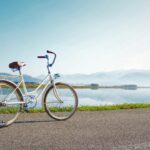 Contraste entre la belleza de naturaleza y la bicicleta creada por el hombre.