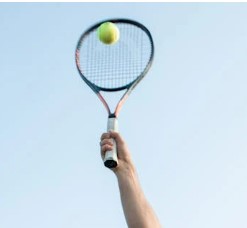 un jugador va a golpear una pelota de tennis en reposo