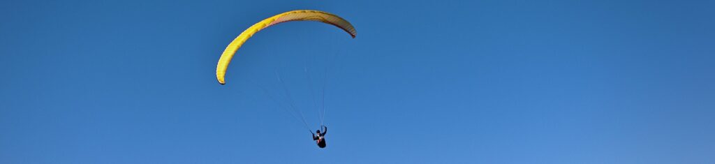 caída libre en un paracaídas