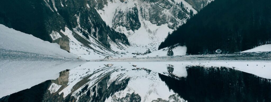 Reflexión de un paisaje en el agua.