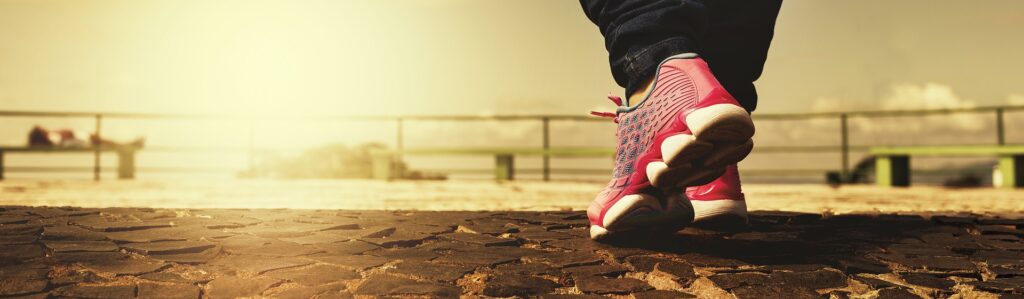 Caminar es utilizar la fuerza de fricción mientras el sol produce la fuente de energía electromagnética.