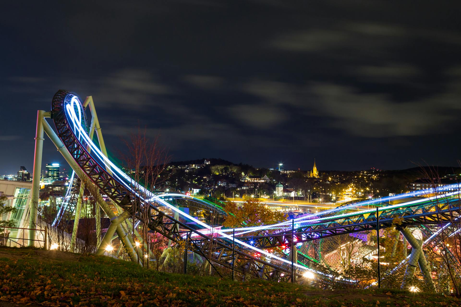 Una montaña rusa es un ejemplo de conservación de la energía (roller coaster)