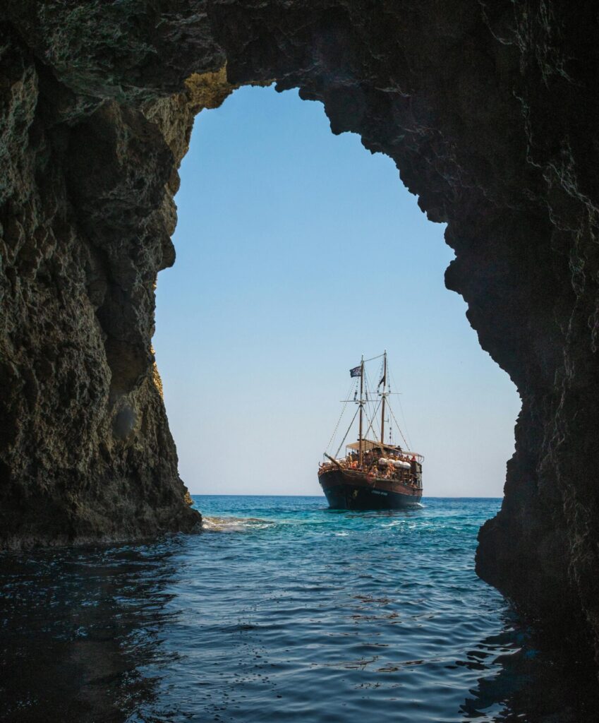 Un barco flota debido a la fuerza boyante que lo empuja hacia arriba