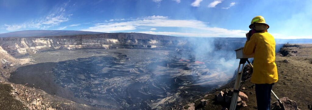 Kīlauea summit lava lake overflows onto Halema‘uma‘u floor