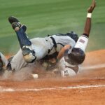 El choque entre jugadores de pelota es una colisión inelástica porque luego del choque permanecen unidos.