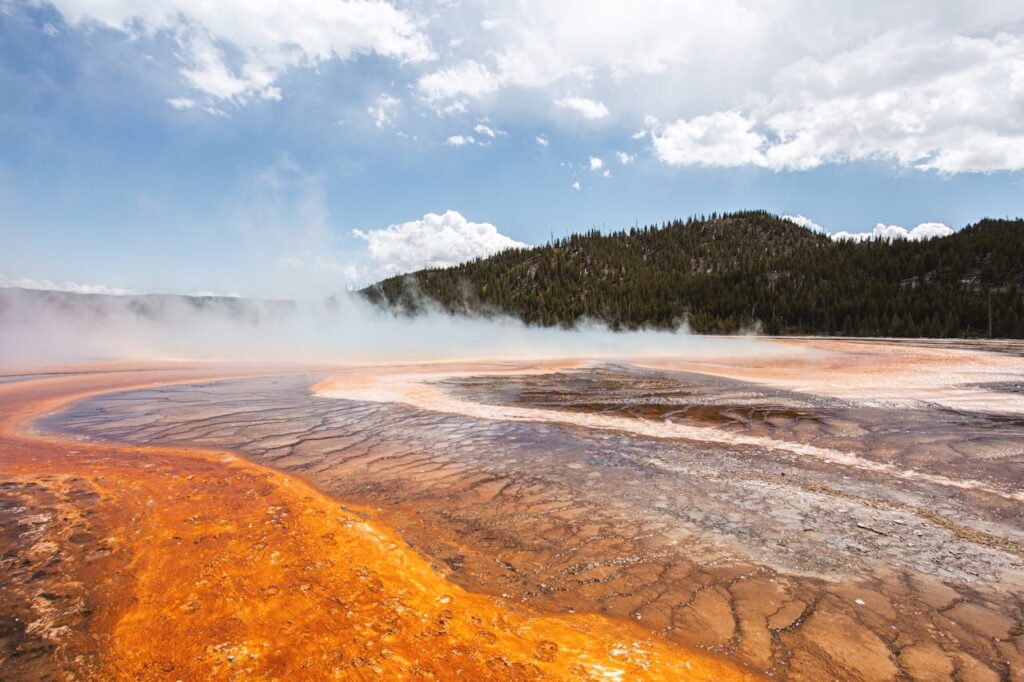 Ejemplo de ambiente extremo, parque Nacional Yellostone en la Tierra donde pueden sobrevivir diversos organismos.