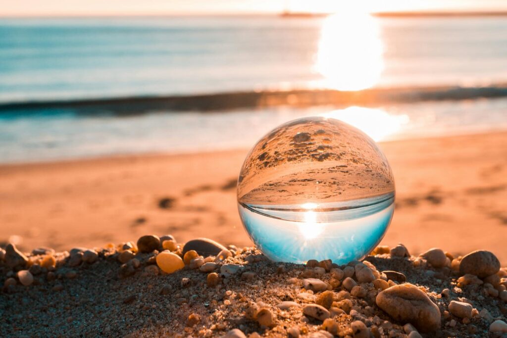 El mundo invertido visto a través de una bola de cristal que sirve como lente.