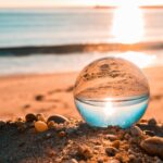 El mundo invertido visto a través de una bola de cristal que sirve como lente.