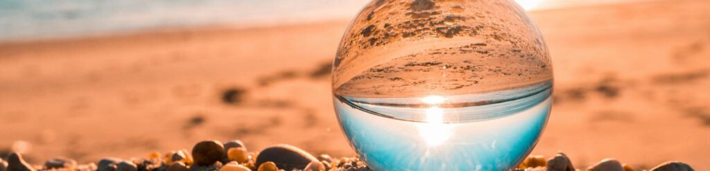 El mundo invertido visto a través de una bola de cristal que sirve como lente.