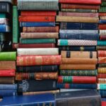 Libros apilados en columnas
