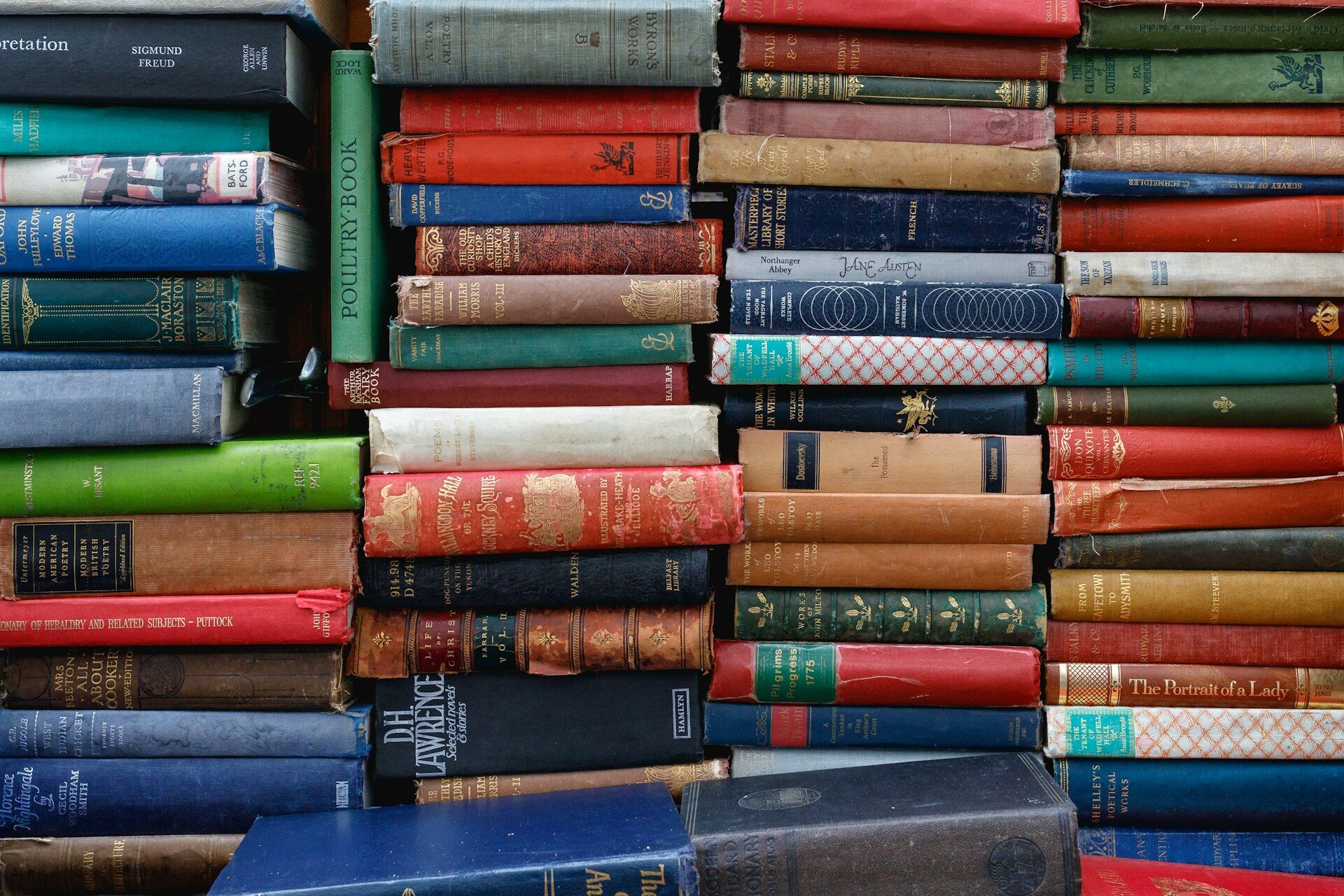 Libros apilados en columnas