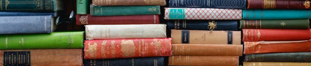 Libros apilados en columnas