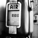 Foto en blanco y negro de una bomba de echar aire.