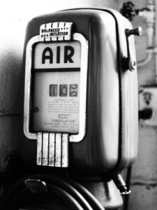 Foto en blanco y negro de una bomba de echar aire.