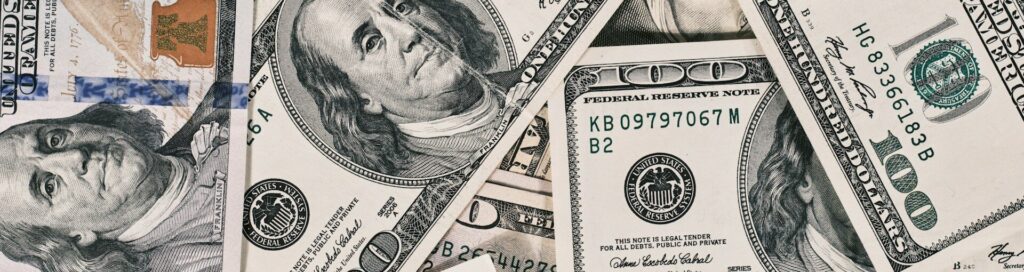 El billete de 100 dólares tiene la cara de Benjamín Franklin.