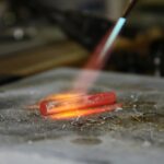Cuando un metal se calienta este se expande, la imagen muestra que al aplicar calor el metal se expande y cambia de color.