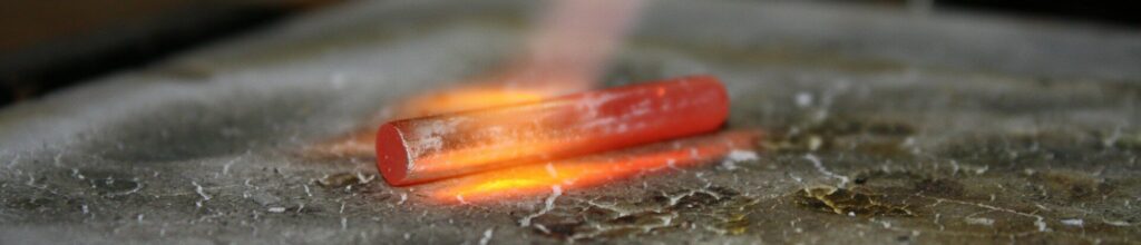 Cuando un metal se calienta este se expande, la imagen muestra que al aplicar calor el metal se expande y cambia de color.