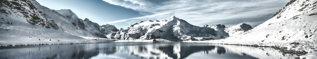 Un paisaje que muestra los estados de la materia en el agua de hielo o sólido, agua en forma líquida y las nubes son microgotitas que se formaron debido al vapor de agua.