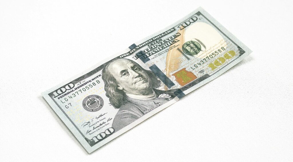 El billete de 100 dólares tiene la cara de Benjamín Franklin.