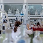 Una científica en un laboratorio de investigación.
