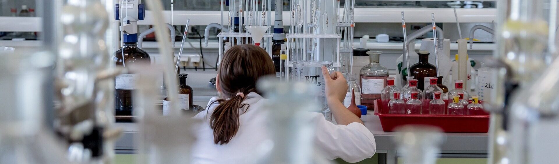 Una científica en un laboratorio de investigación.