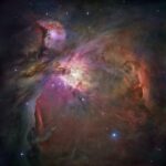 La nebulosa de Orion está formada por gas y polvo. Los científicos han comprobado que en este tipo de regiones nacen estrellas continuamente.