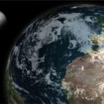 Un satélite en movimiento de traslación o en órbita alrededor de un planeta.