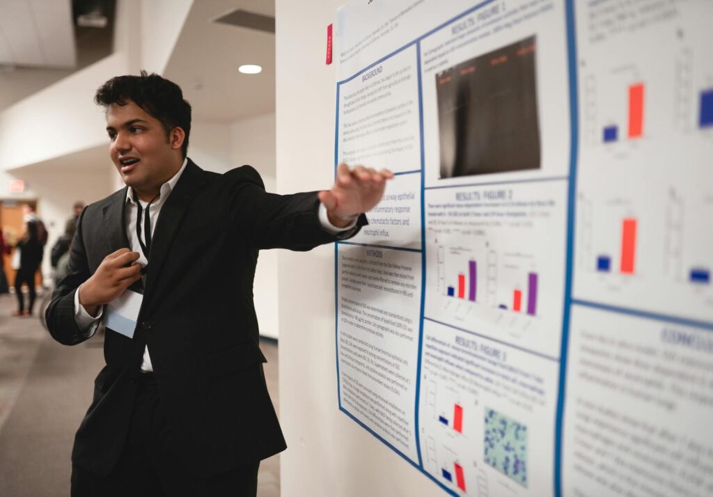Presentando un poster de investigación.