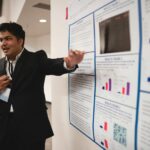 Presentando un poster de investigación.