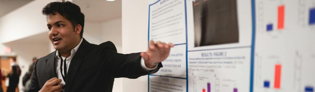 Presentando un poster de investigación.
