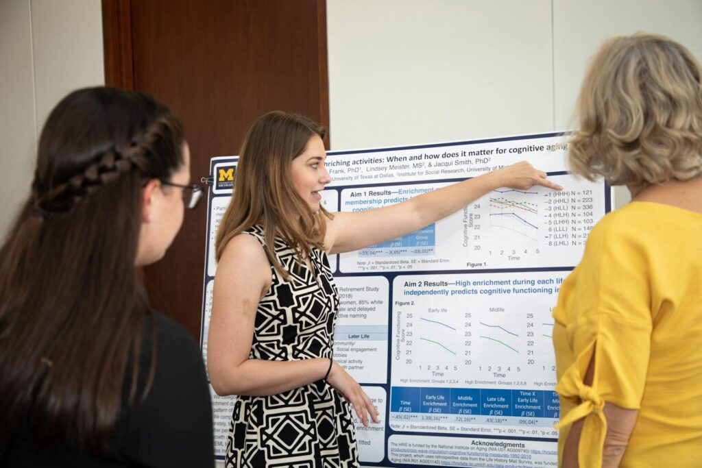 Presentando un póster de investigación.