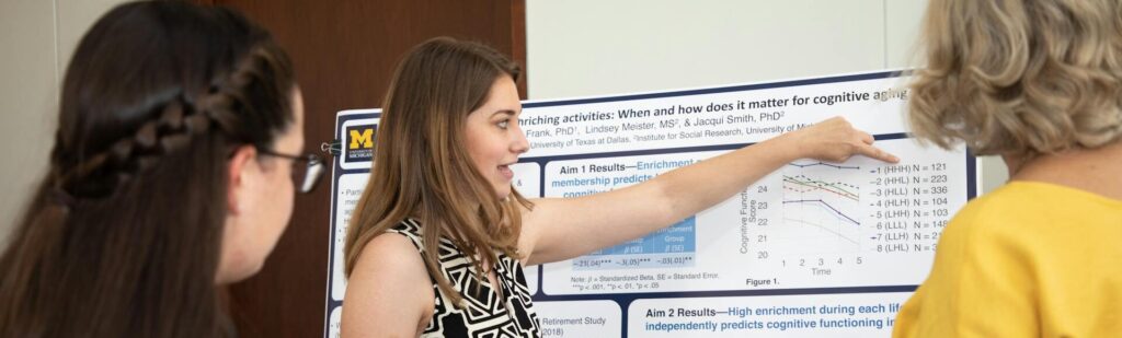 Presentando un poster de investigación.