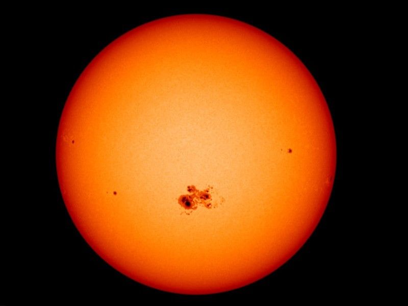 Manchas solares en la fotosfera. La imagen muestra un disco solar completo y simétrico.
