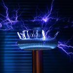 Un embobinado de Tesla produciendo unos potentes arcos eléctricos.