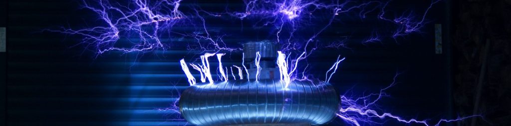 Un embobinado de Tesla produciendo unos potentes arcos eléctricos.
