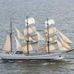 Barco de vela navegando majestuoso en alta mar.