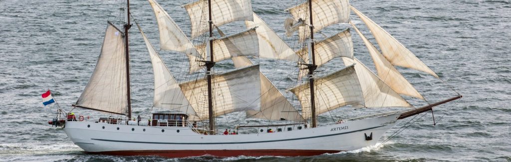 Barco de vela navegando majestuoso en alta mar.