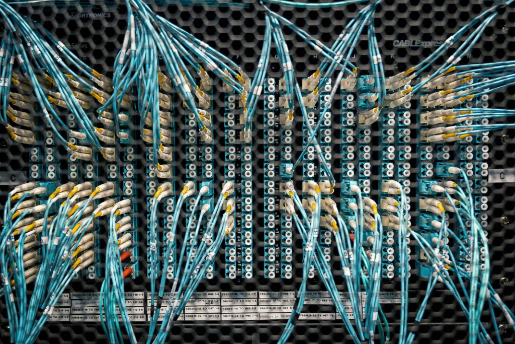 Panel de cables de fibra óptica codificada.
