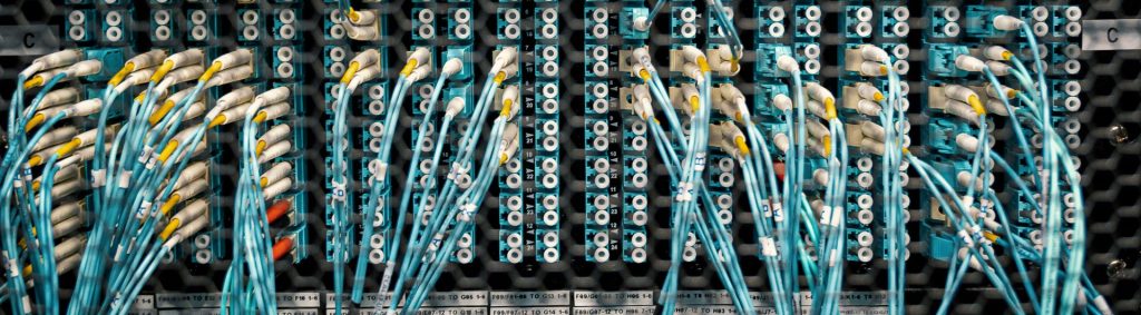 Panel de cables de fibra óptica codificada.