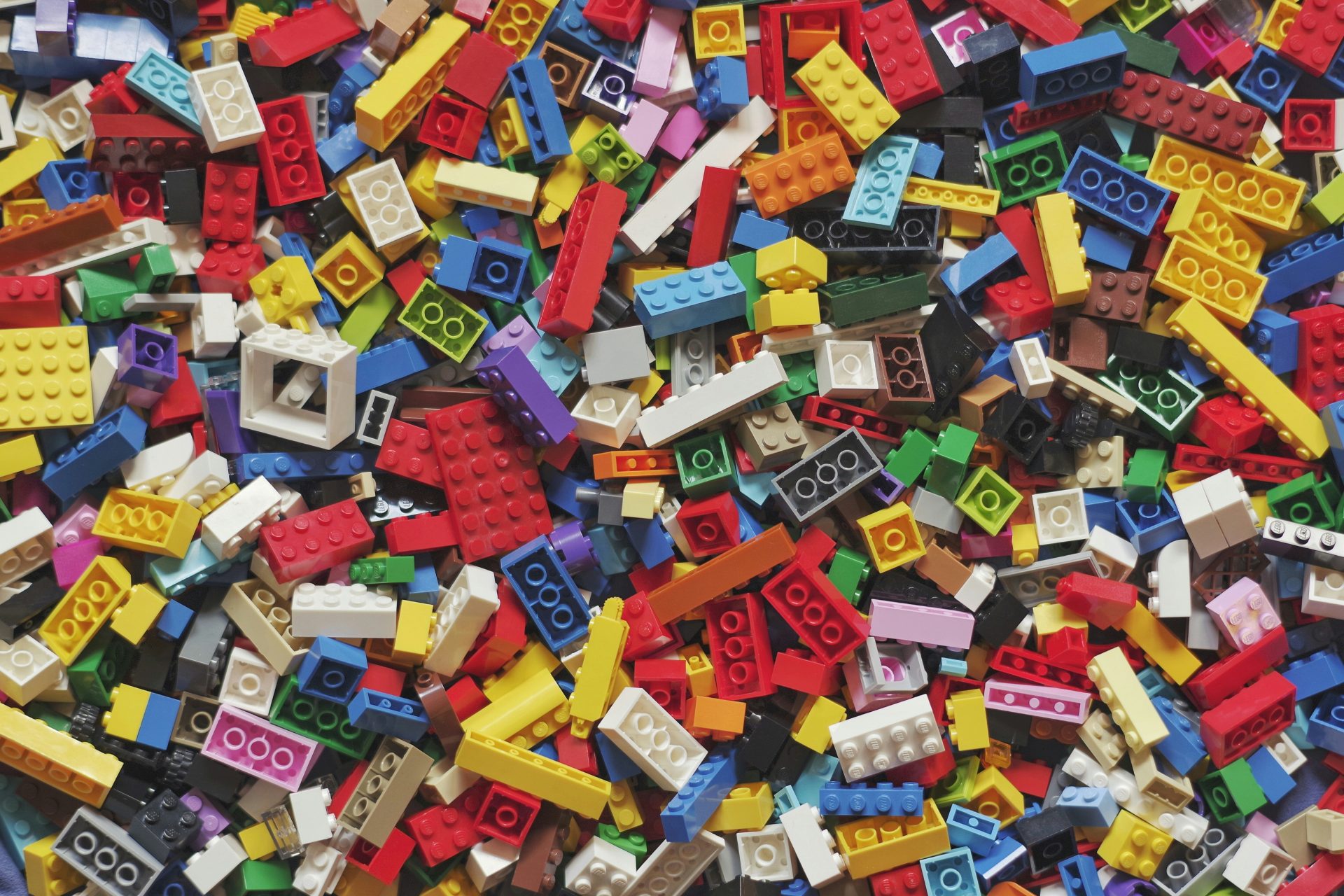 Piezas de LEGO para construir.